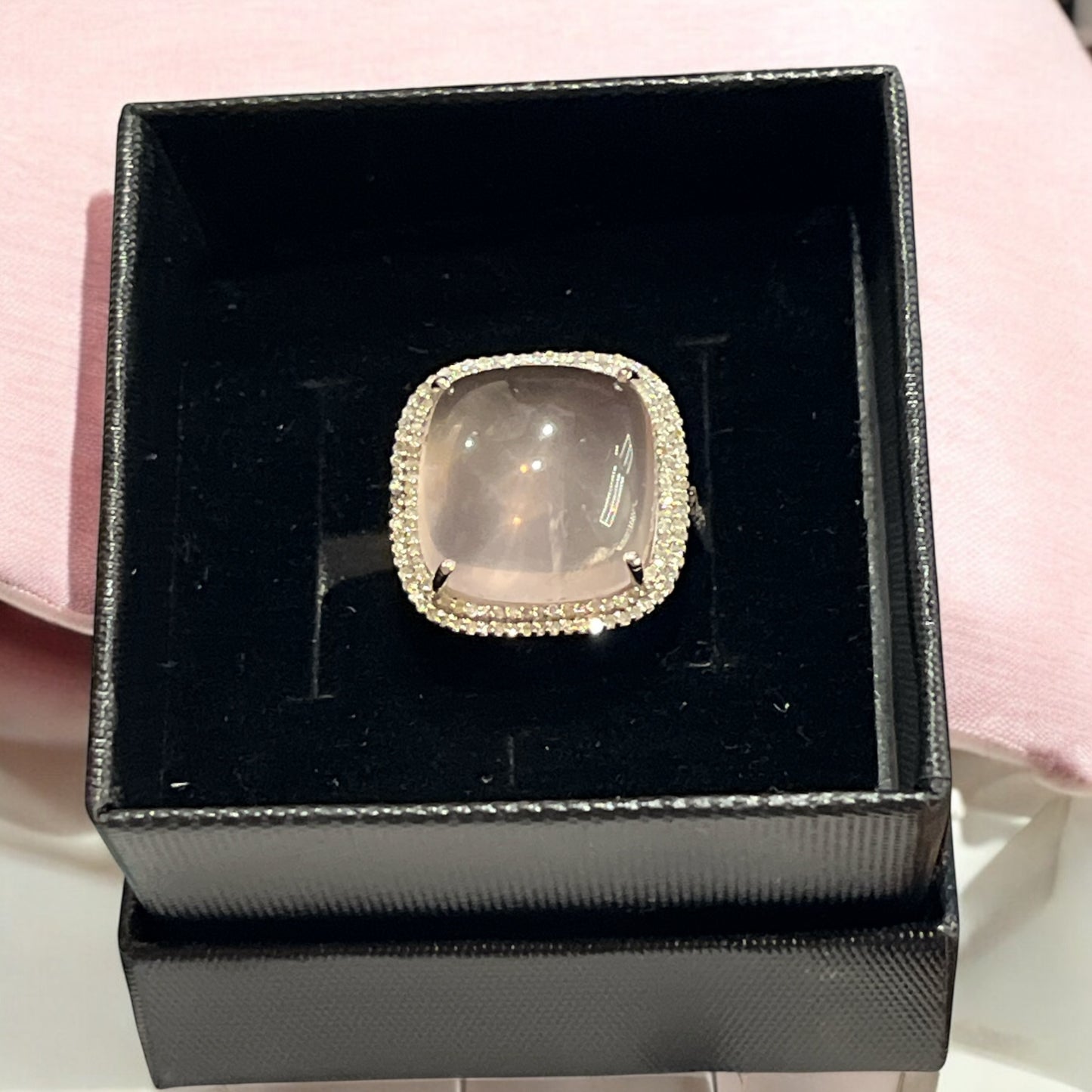 Anillo antiguo Art Déco con cuarzo rosa y doble orla de diamantes