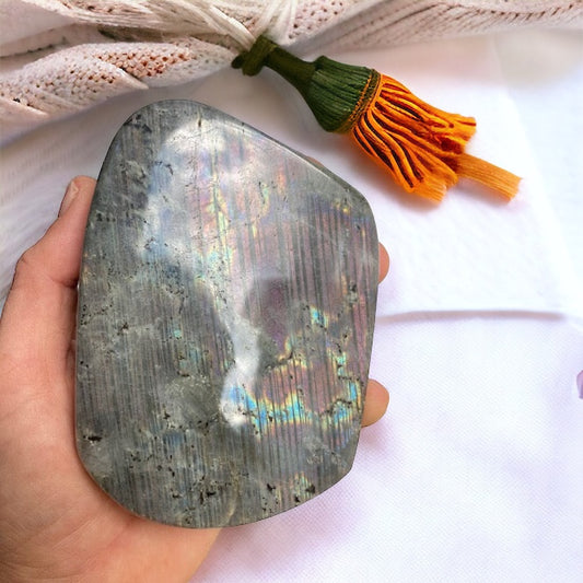 Forma pulida Labradorita 570gr