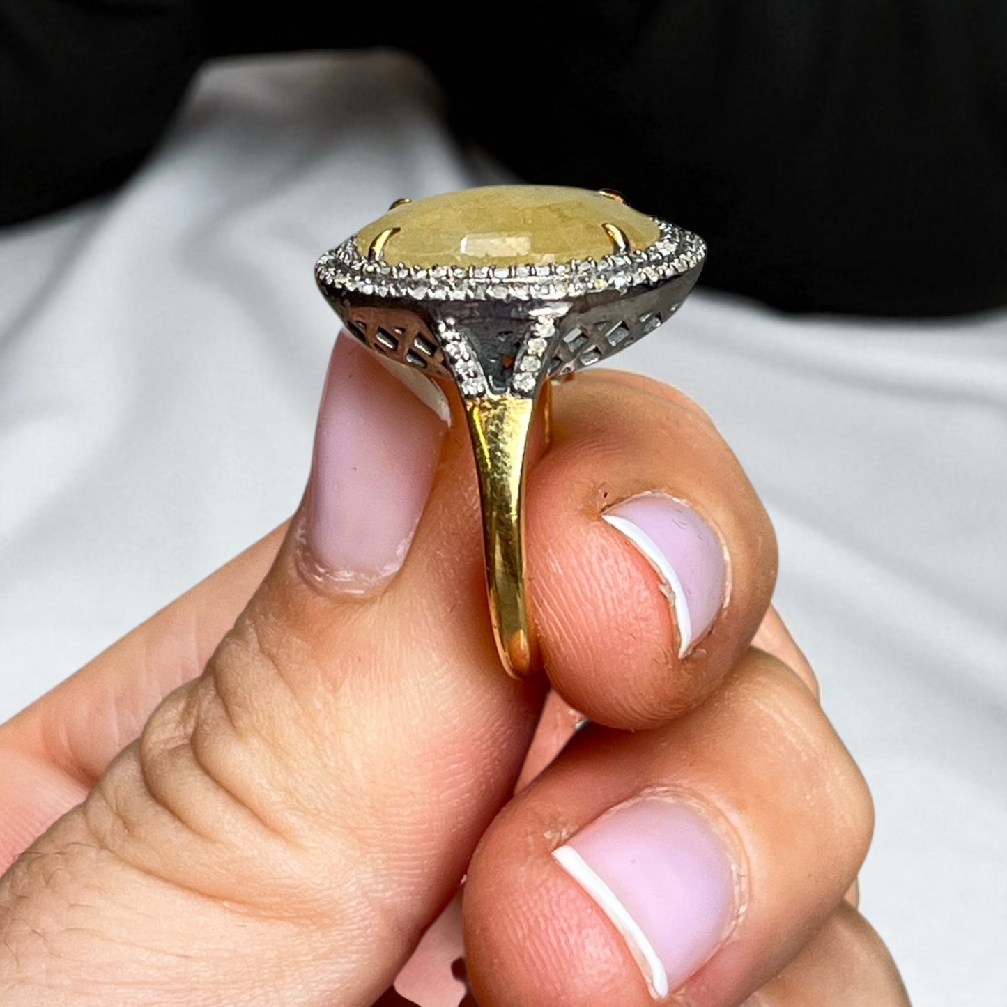 Anillo Art Déco con zafiro amarillo y doble orla de diamantes