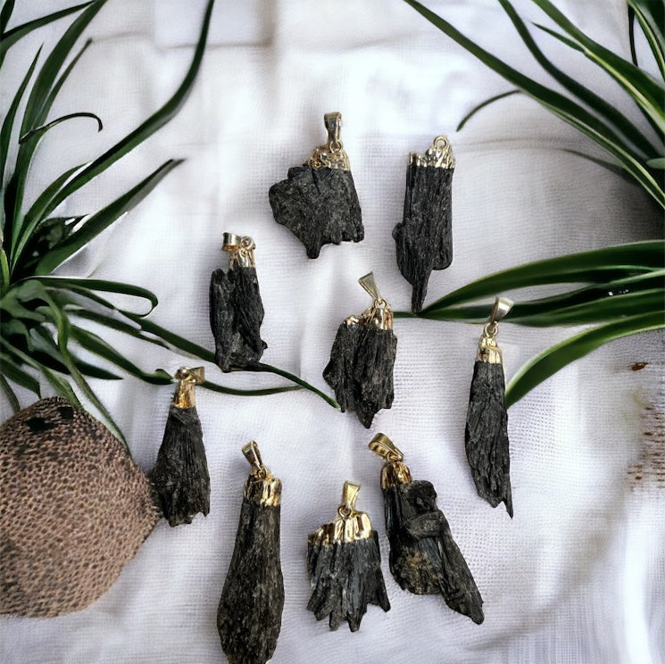 Colgante de Cianita negra (escoba de bruja) Vega Luna Dream Vega Luna Dream COLGANTE MINERAL