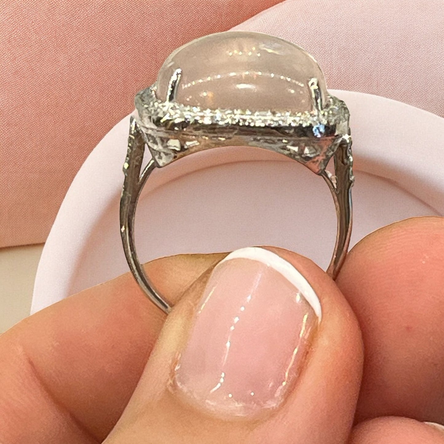 Anillo antiguo Art Déco con cuarzo rosa y doble orla de diamantes