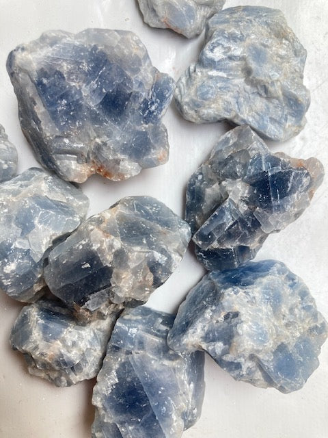 Calcita azul en bruto