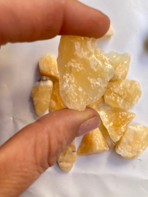 Calcita amarilla en bruto