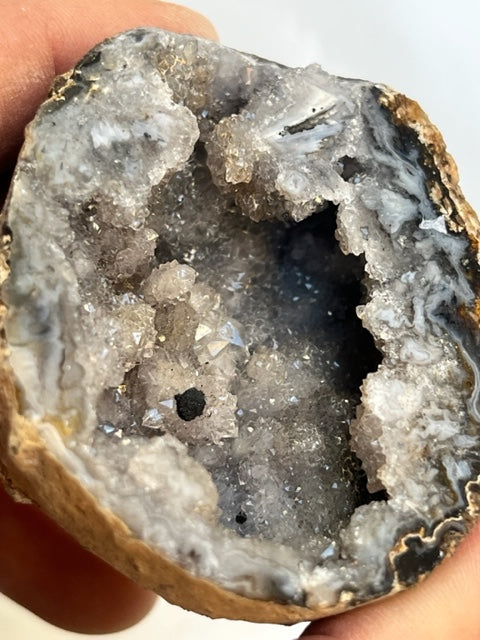 Geoda de Calcedonia (una mitad)