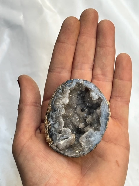 Geoda de Calcedonia (una mitad)