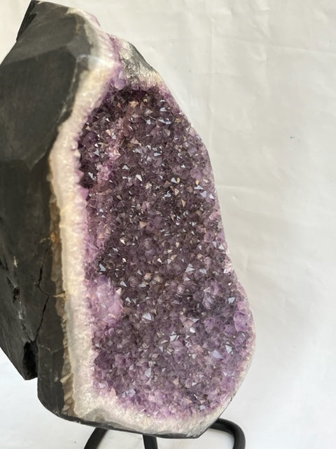 Semi Geoda de amatista con peana