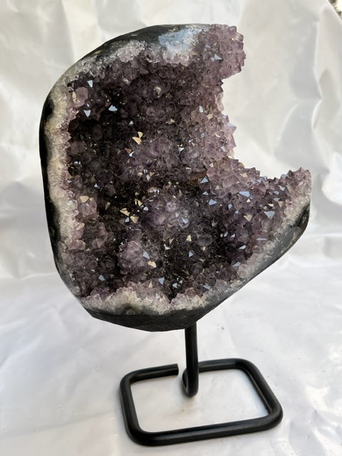 Semi Geoda de amatista con peana