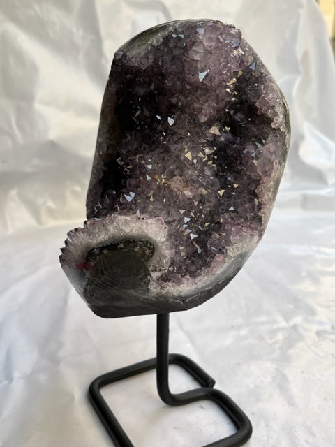 Semi Geoda de amatista con peana