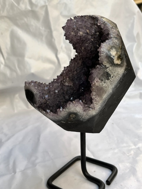 Semi Geoda de amatista con peana