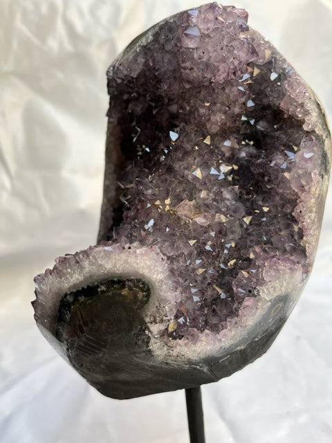 Semi Geoda de amatista con peana