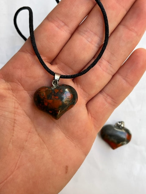 Colgante corazón de Jaspe Sangre de drago