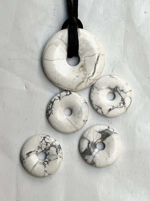 Colgante donut de Howlita