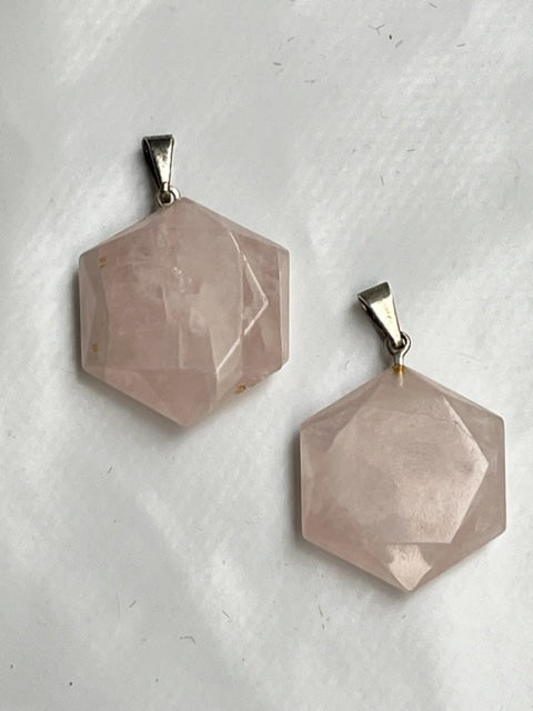 Colgante hexagonal de cuarzo rosa