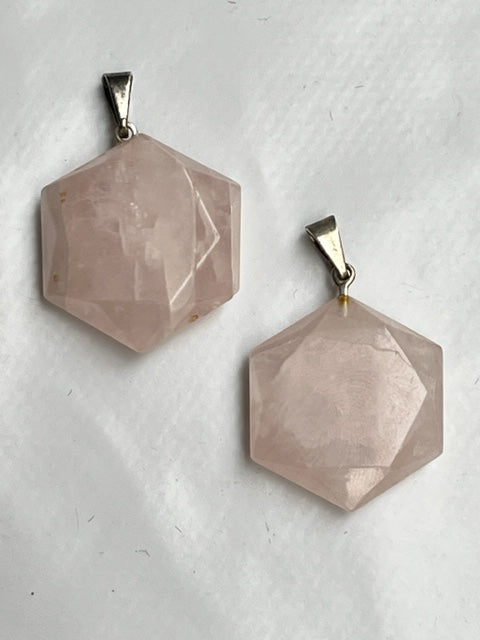 Colgante hexagonal de cuarzo rosa