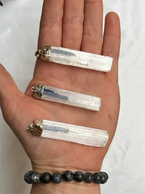 Colgante de Selenita con cianita