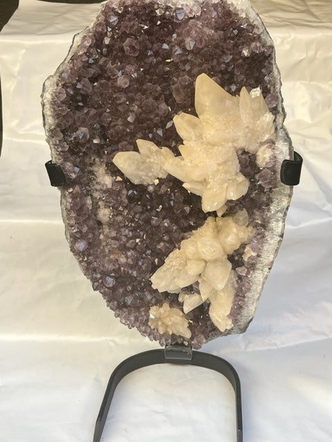 Drusa de amatista con calcita y peana de hierro