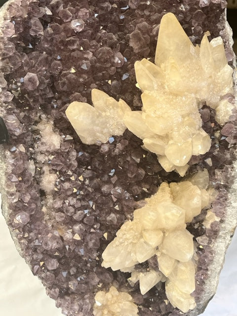 Drusa de amatista con calcita y peana de hierro