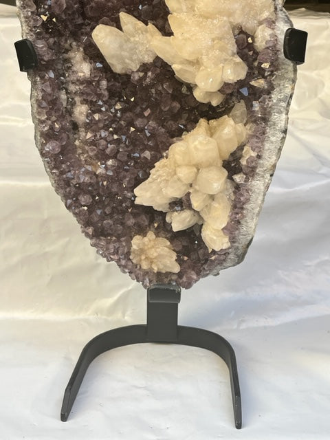 Drusa de amatista con calcita y peana de hierro