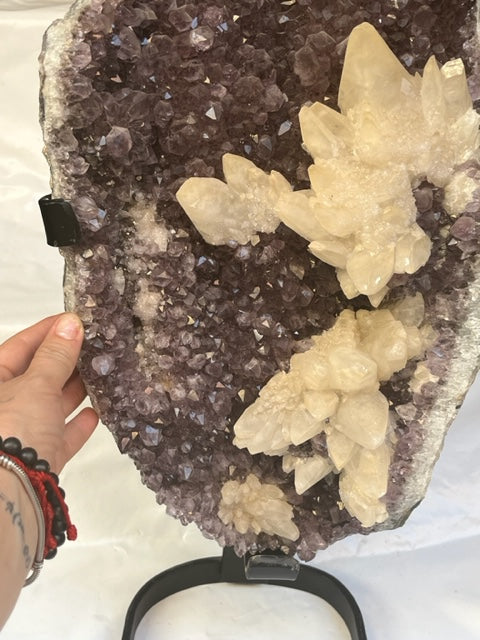 Drusa de amatista con calcita y peana de hierro
