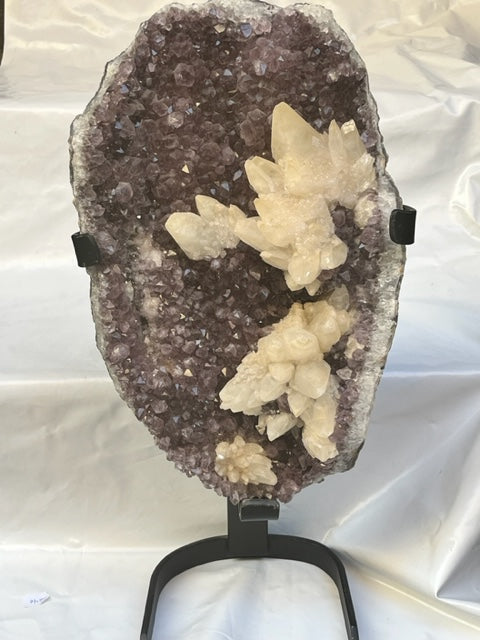 Drusa de amatista con calcita y peana de hierro