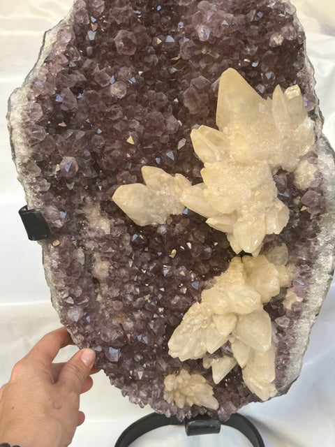Drusa de amatista con calcita y peana de hierro