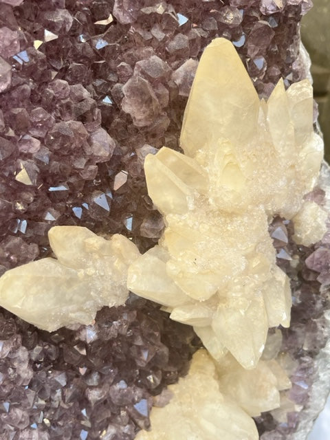 Drusa de amatista con calcita y peana de hierro