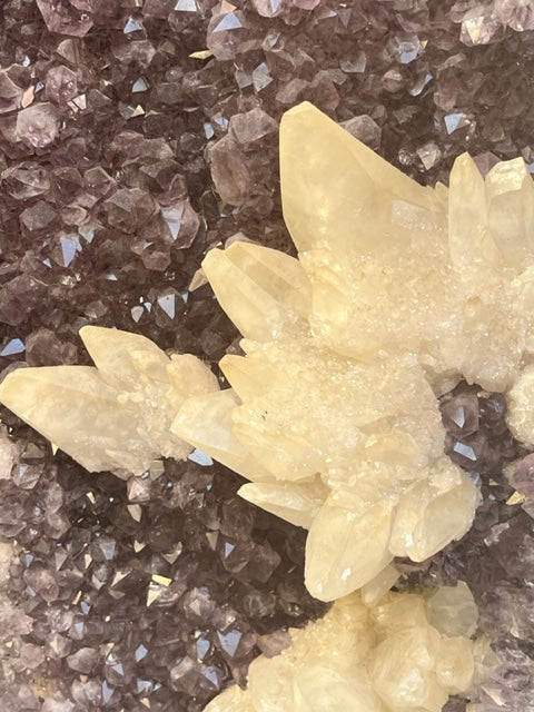 Drusa de amatista con calcita y peana de hierro