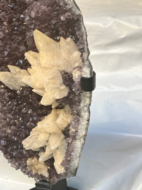Drusa de amatista con calcita y peana de hierro