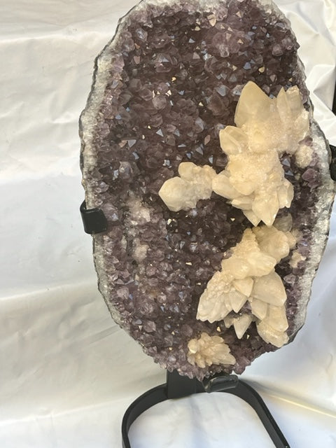Drusa de amatista con calcita y peana de hierro