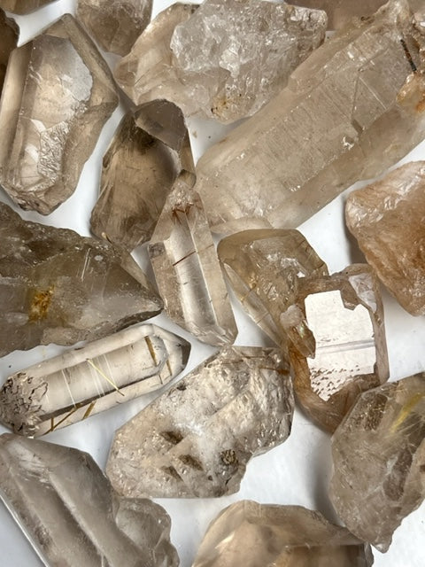 Puntas de cuarzo ahumado con rutilo