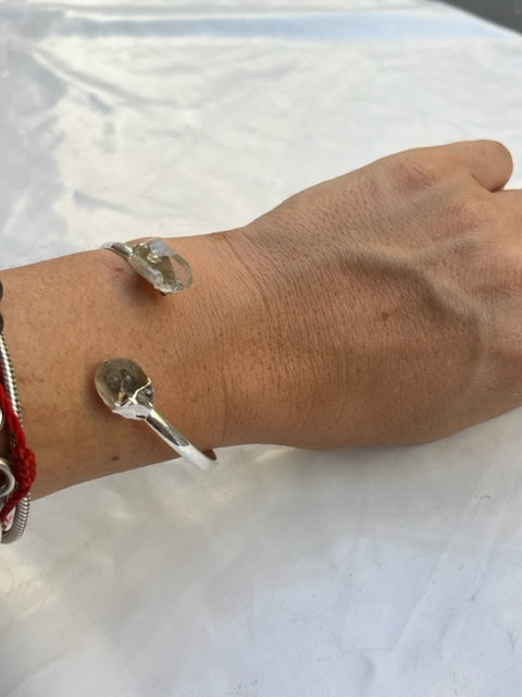 Pulsera de metal rígida de cuarzo cristal