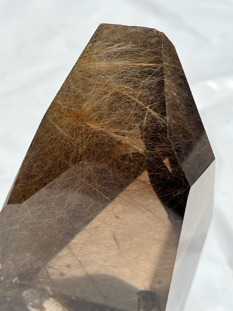 Forma pulida de cuarzo ahumado con rutilo