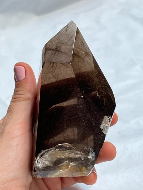 Forma pulida de cuarzo ahumado con rutilo