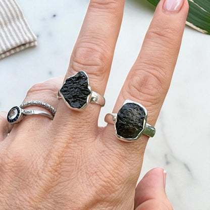 Anillo de Moldavita y plata de ley 925 adaptable