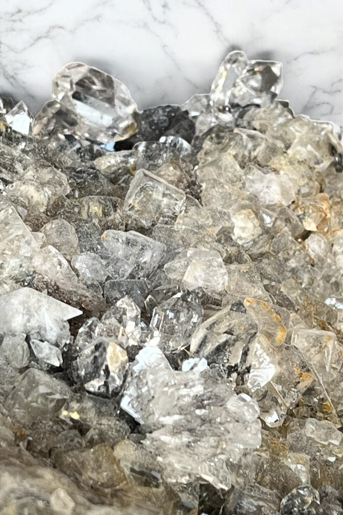 Drusa gigante de cuarzo Diamante Hérkimer, fluorita y calcita colección privada
