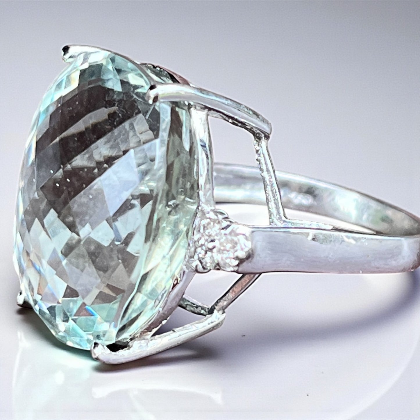 Anillo vintage de Aguamarina facetada oro blanco de 18 quilates y diamantes naturales