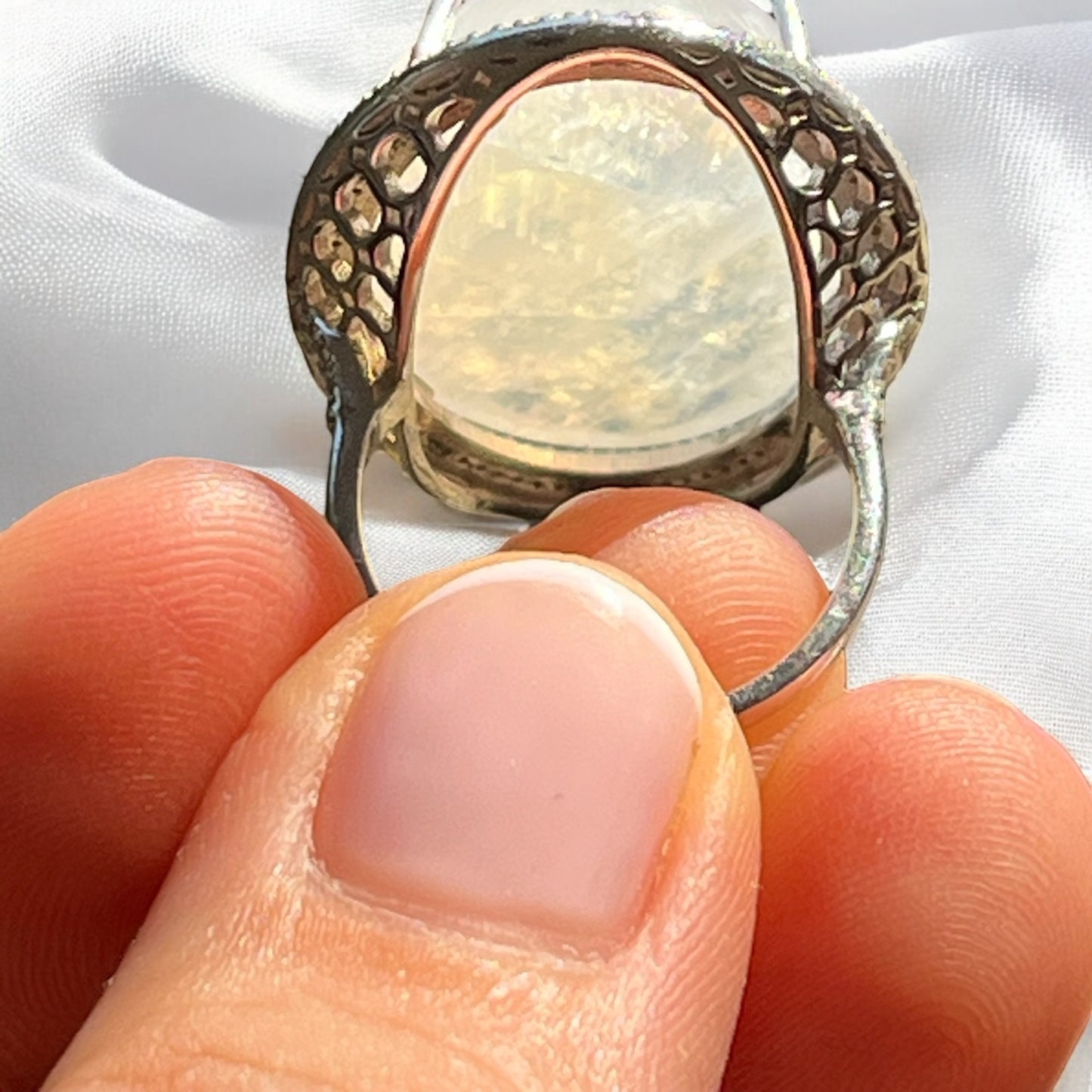 nillo Art Déco con piedra luna y halo de diamantes (circa 1920–1940)