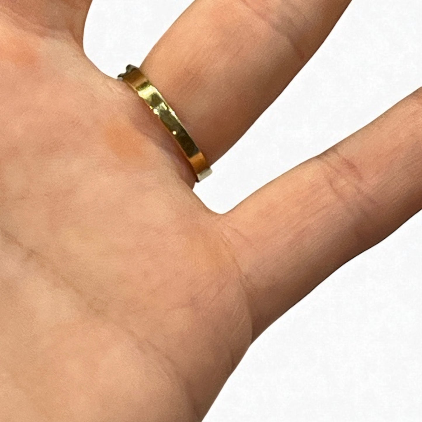 Media alianza de zafiros en oro amarillo de 18K