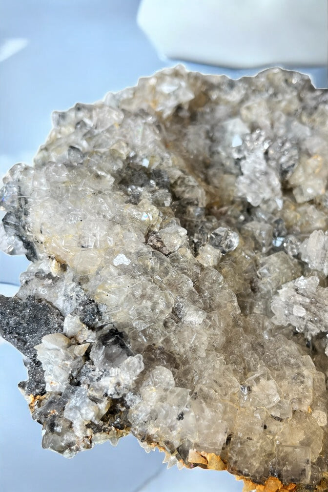 Drusa gigante de cuarzo Diamante Hérkimer, fluorita y calcita colección privada