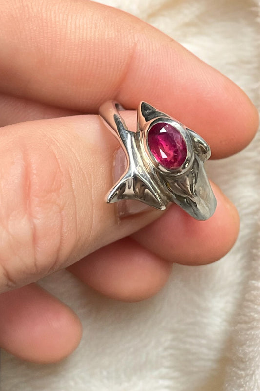 Anillo de rubí facetado delfin en plata de ley talla 14