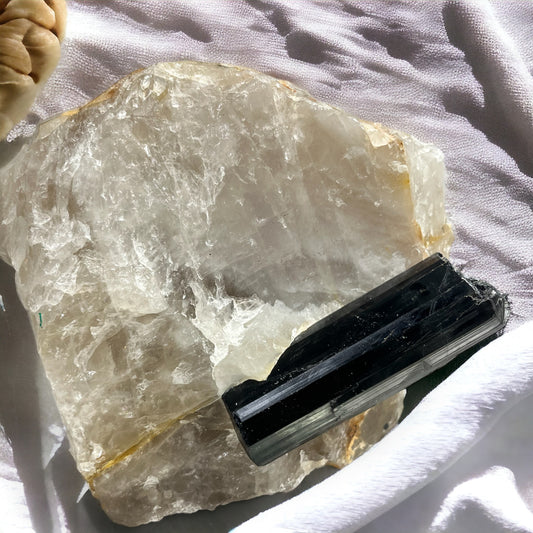 Masivo de cuarzo cristal con turmalina chorlo cristalizada