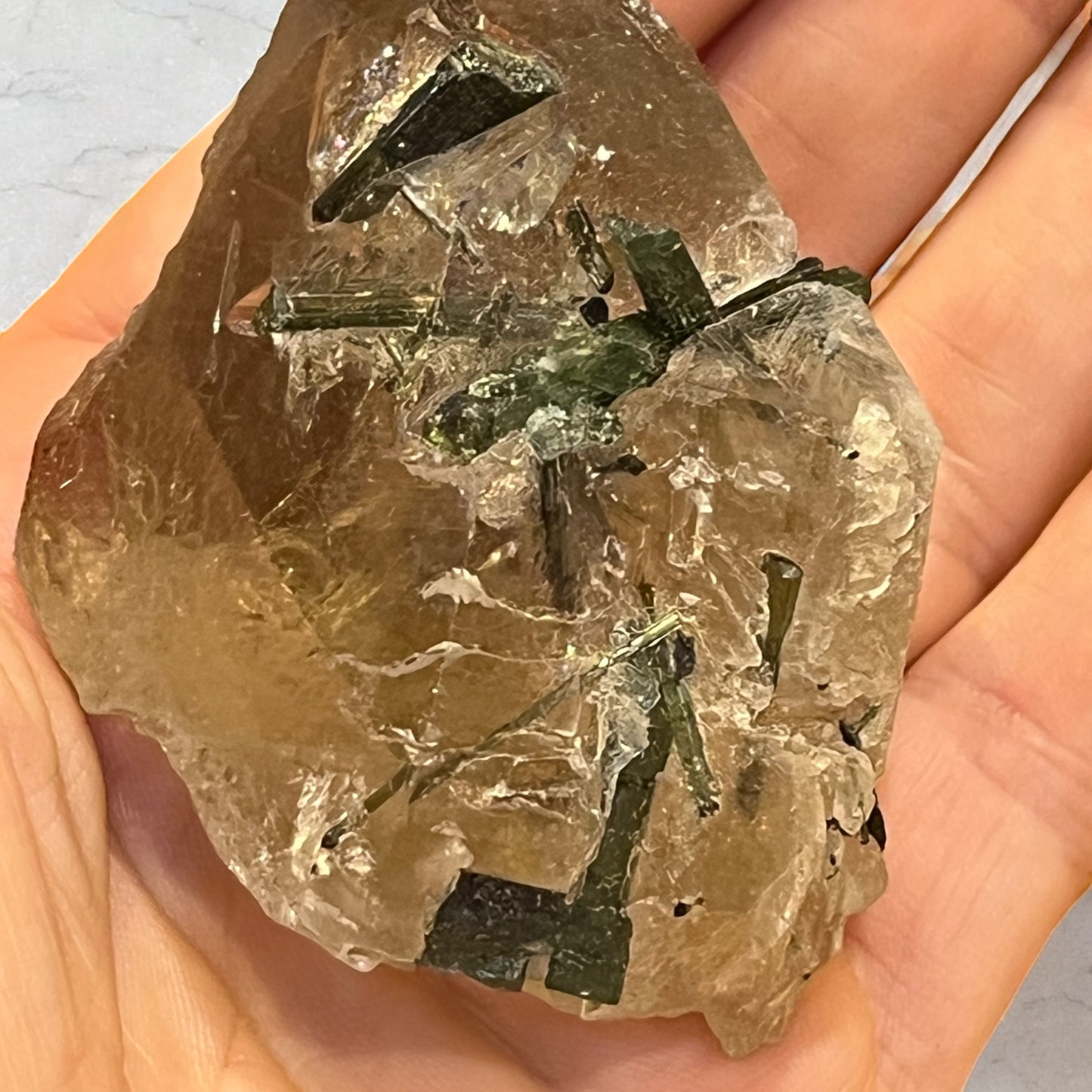 Turmalina verde con matriz de cuarzo ahumado T15 colección privada