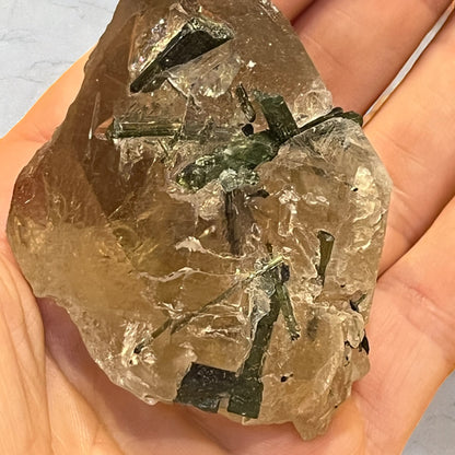 Turmalina verde con matriz de cuarzo ahumado T15 colección privada