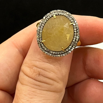 Anillo Art Déco con zafiro amarillo y doble orla de diamantes