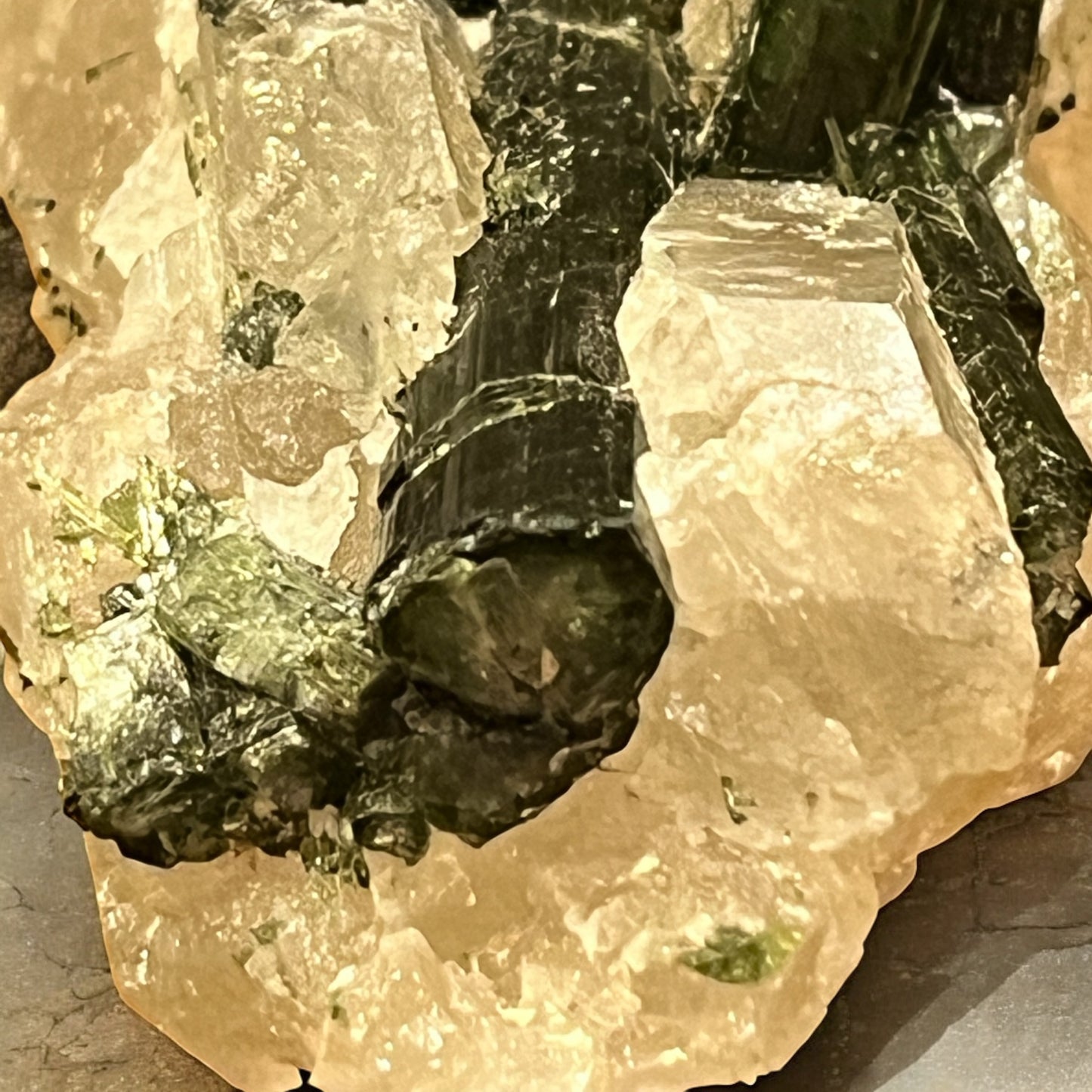 Turmalina verde con matriz de punta de cuarzo ahumado T13 colección privada