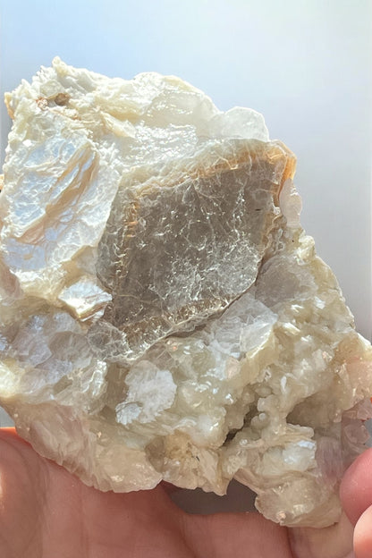 Turmalina verde con matriz de cleavelandita y mica pieza de colección