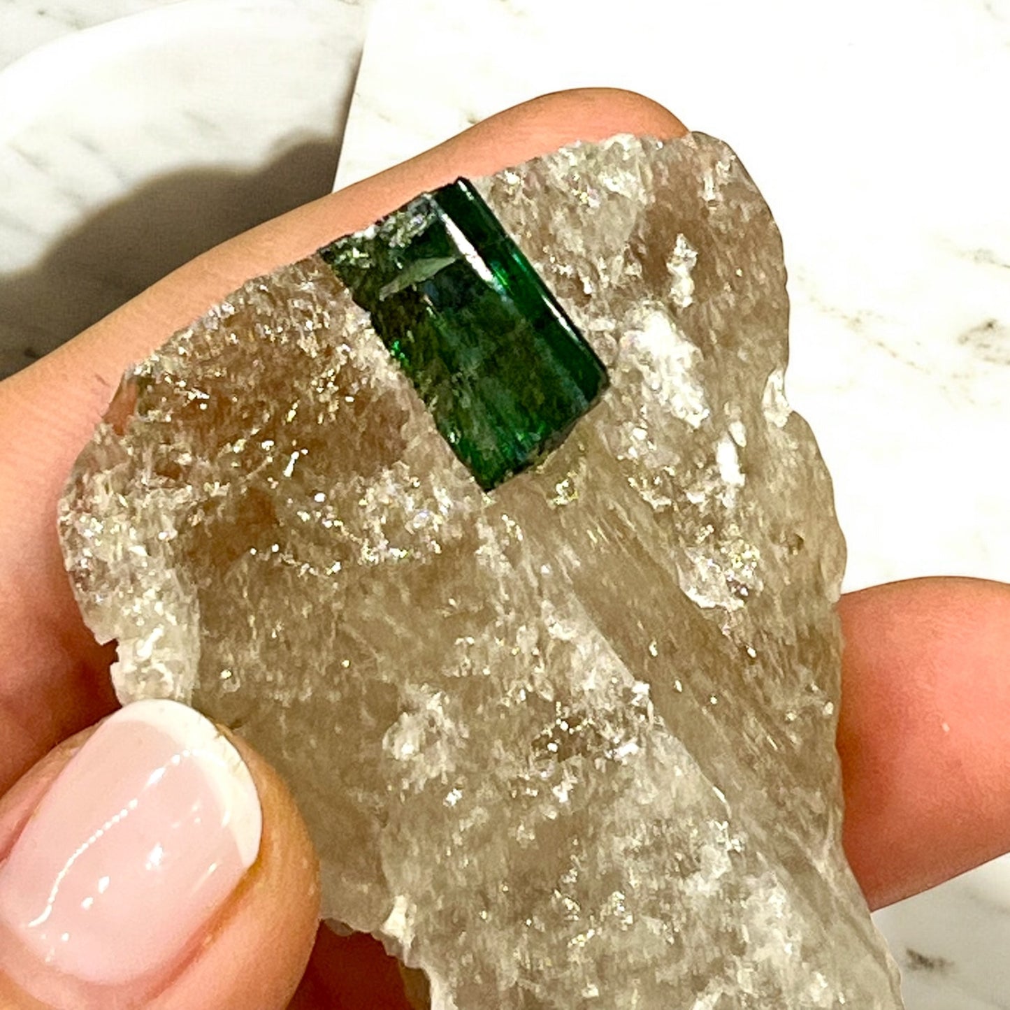 Turmalina verde con matriz de cuarzo ahumado T2colección privada