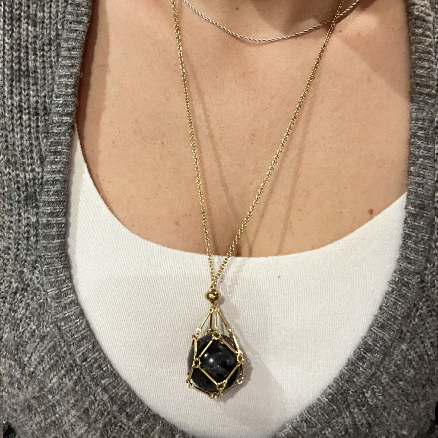 Esferita de Larvikita con colgante jaulita