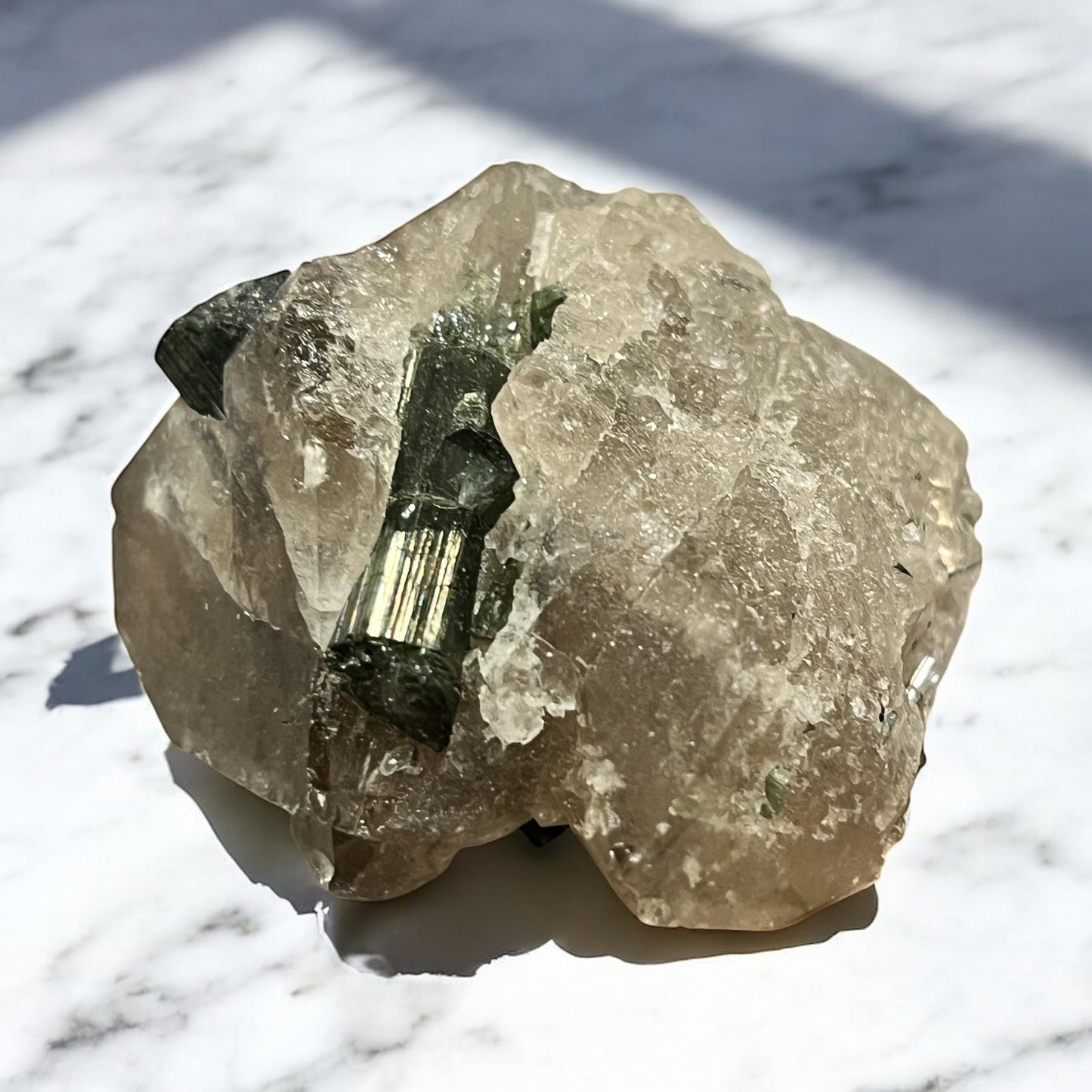 Turmalina verde con matriz de cuarzo ahumado T16 colección privada