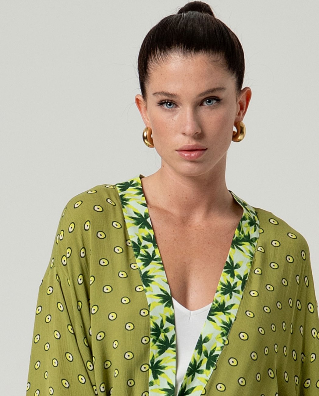 Kimono fluido con cinturón verde